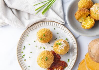 Arancini mit Mozzarella und Süßkartoffeln und pikantem Tomatendip