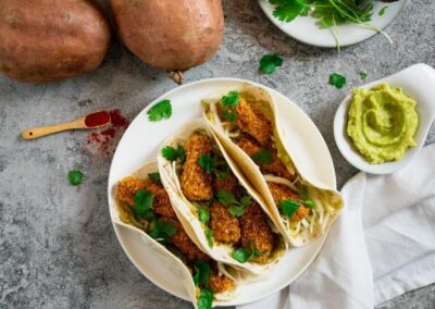 Knusprige Süßkartoffel-Tacos mit Avocadocreme
