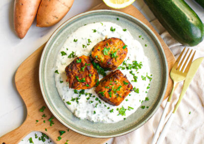 Süßkartoffel-Zucchini-Kroketten mit Joghurtsoße
