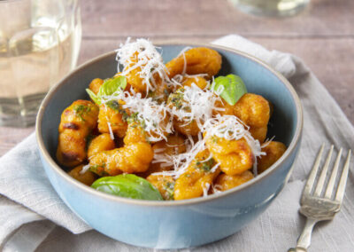Süßkartoffel-Gnocchi mit Grünzeug der Saison und Pesto