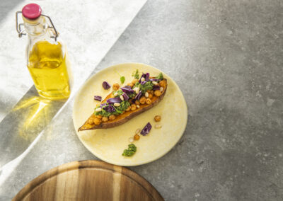 Gebackene Süßkartoffeln mit Kichererbsen und Brokkoli-Pesto