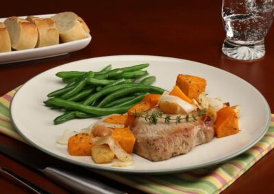 Schweinekoteletts und Süßkartoffeln aus der Pfanne