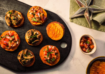 Süßkartoffelscheiben mit Bruschetta