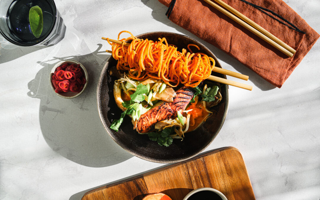 Lachs-Laksa mit Süßkartoffel-Nudeln