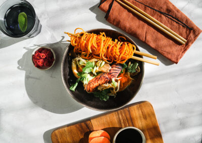 Lachs-Laksa mit Süßkartoffel-Nudeln