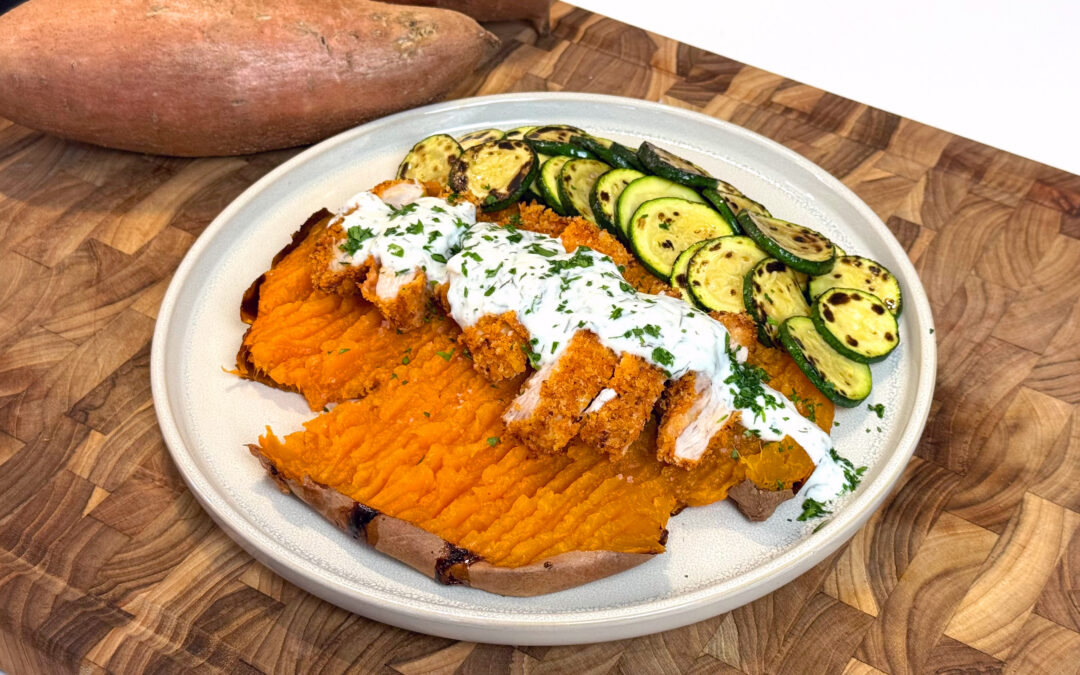 Gefüllte Süßkartoffel mit knusprigem Hähnchen & Joghurtsauce mit geröstetem Knoblauch