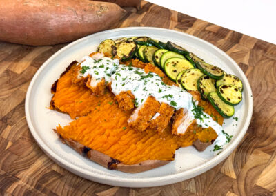 Gefüllte Süßkartoffel mit knusprigem Hähnchen & Joghurtsauce mit geröstetem Knoblauch